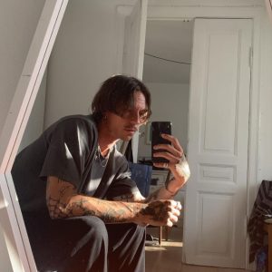 Si tu cherches juste un plan virtuel ou des échanges interminables Adrien - rencontre-Daddy-Grenoble