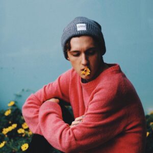 Sous les étoiles de Le Mans, un secret attend d’être révélé… Romain - rencontre-Gay-Bergerac